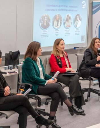 AME realiza conversatorio sobre gestión ambiental de proyectos energéticos en la Universidad Adolfo Ibáñez