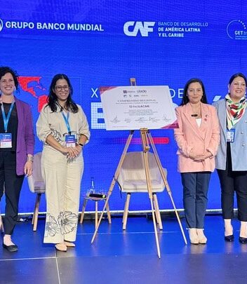 Se lanza oficialmente la Red Latinoamericana y Caribeña de Mujeres en Energía (RedLACME) en la Semana de la Energía de OLADE en Santiago