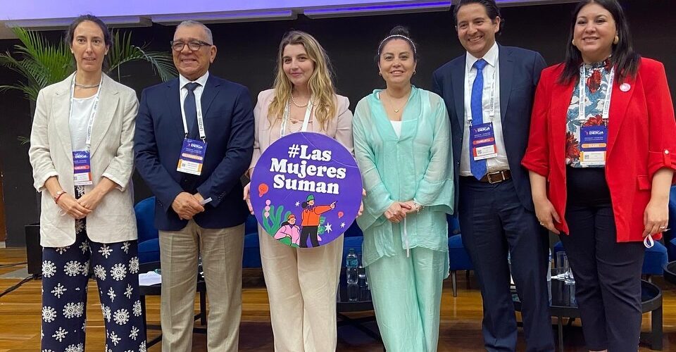 Presidenta de AME expone sobre liderazgo femenino en la energía en la IX Semana de la Energía de OLADE en Paraguay